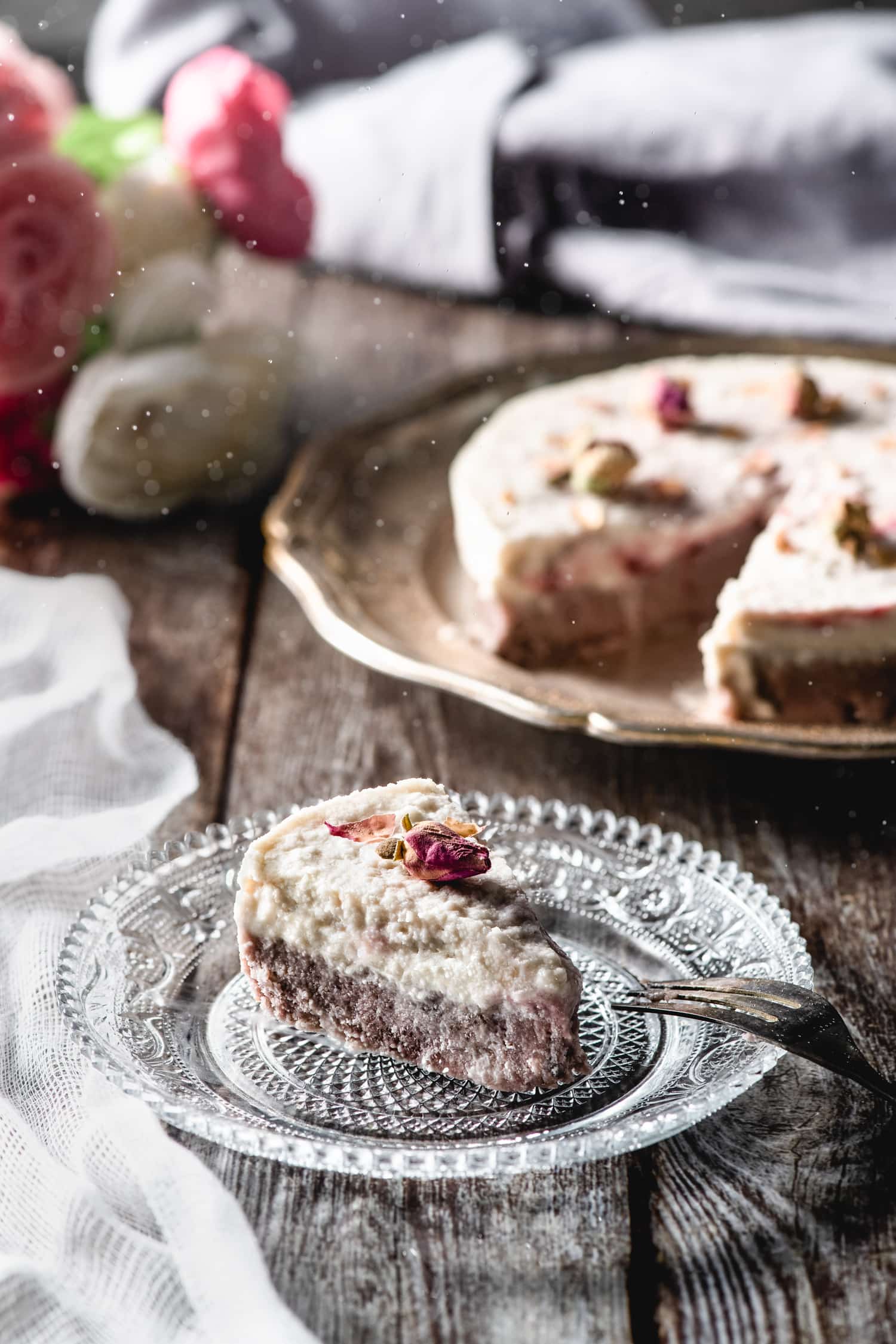 Gâteau cru à la rose, framboise et noix de coco | quatresous.fr